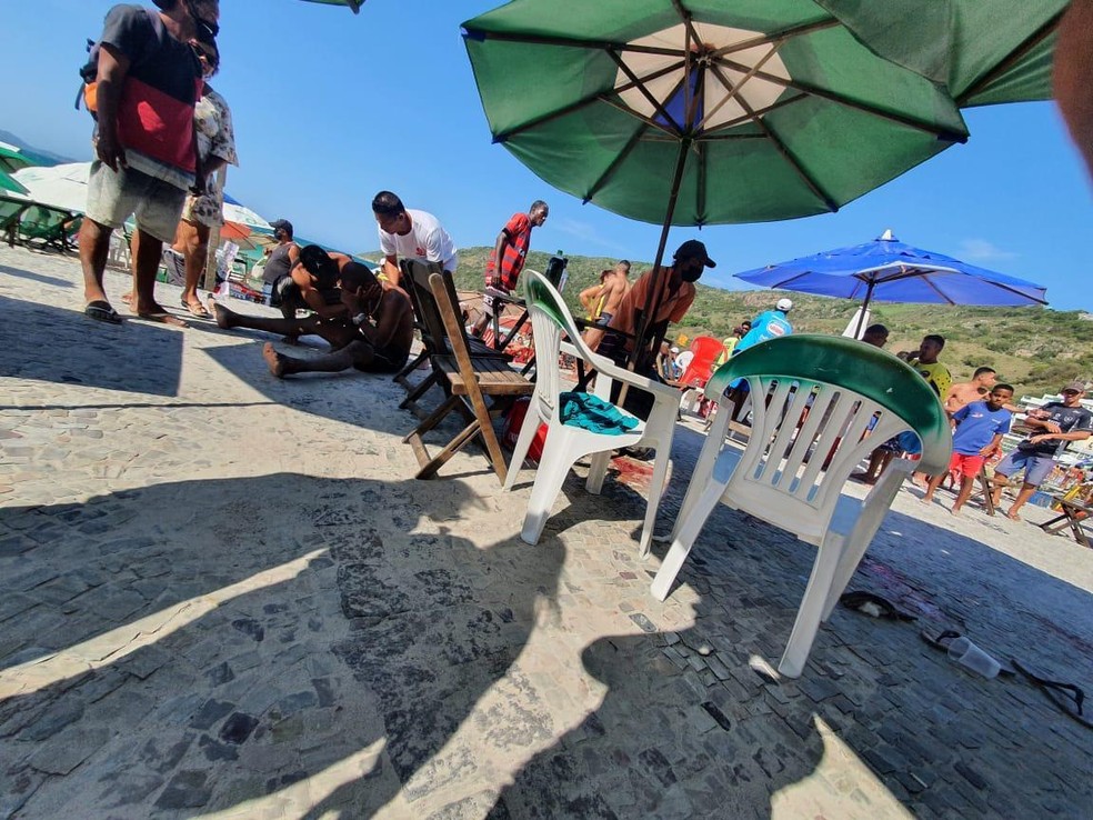 The shots startled the people on the beach, and five bathers were ultimately shot. The victims were rushed to the Arraial do Cabo General Hospital.