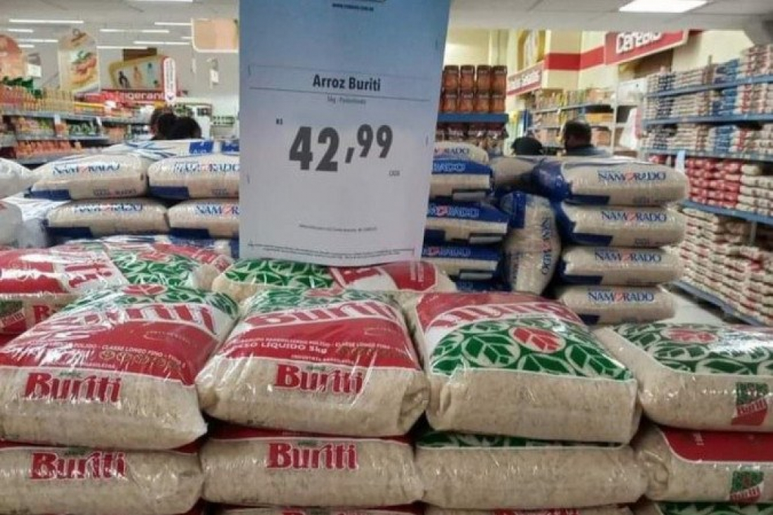 Rice prices have skyrocketed in recent weeks, with the five-kilo package costing as much as R$40 (US$8) in some websites (it is typically sold for about R$15).