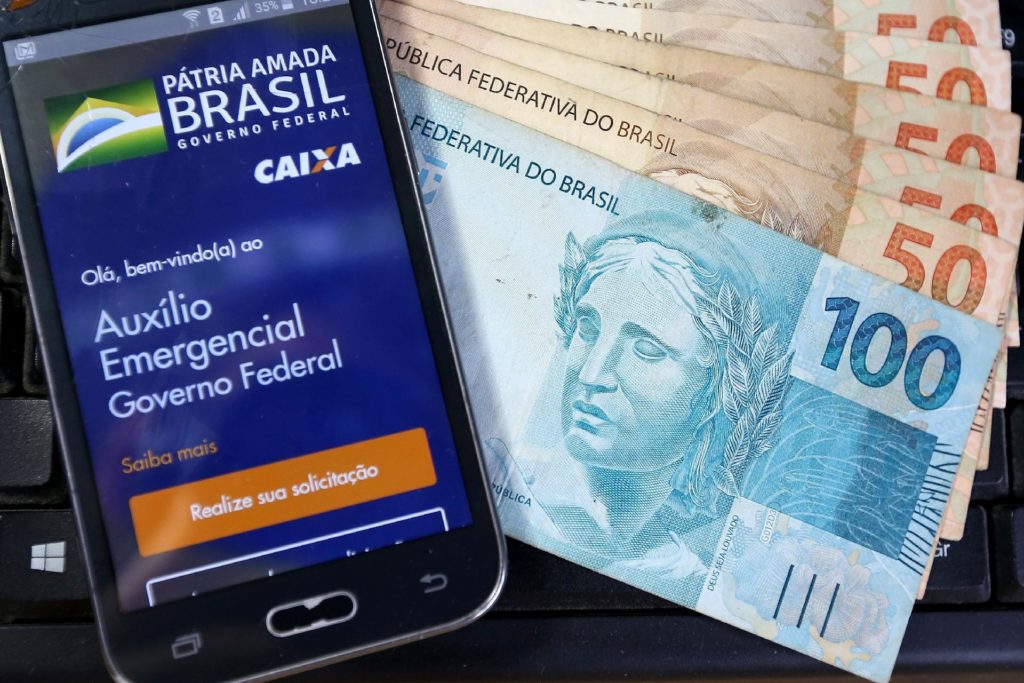 Despite the desire of the majority to maintain the R$600 sum, President Jair Bolsonaro announced on Tuesday, September 1st, the reduction of the emergency aid to R$300 per month.