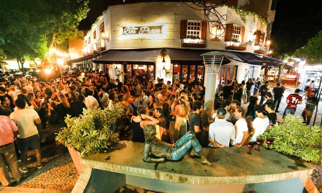 At night, the bars in Leblon, Rio de Janeiro, were crowded.