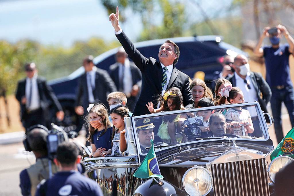 President Jair Bolsonaro arrived in a Rolls-Royce convertible for the Independence Day ceremony at the Alvorada Palace on Monday morning, September 7th.