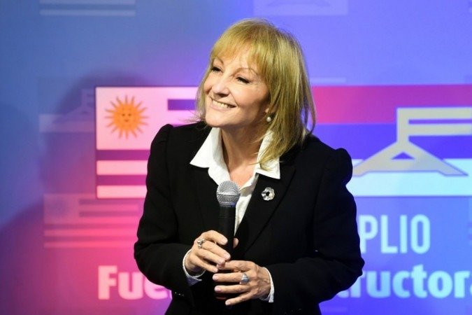Cosse, 59, was elected from one of three candidates of the opposition catch all coalition, Broad Front which until last March had ruled Uruguay for three consecutive mandates, that is fifteen years, and has had control of the capital's town hall since 1990, or thirty years.