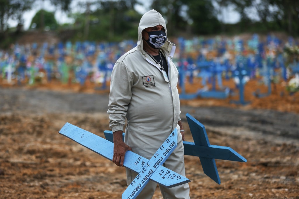BRAZIL-HEALTH-VIRUS-CEMETERY-WORKER