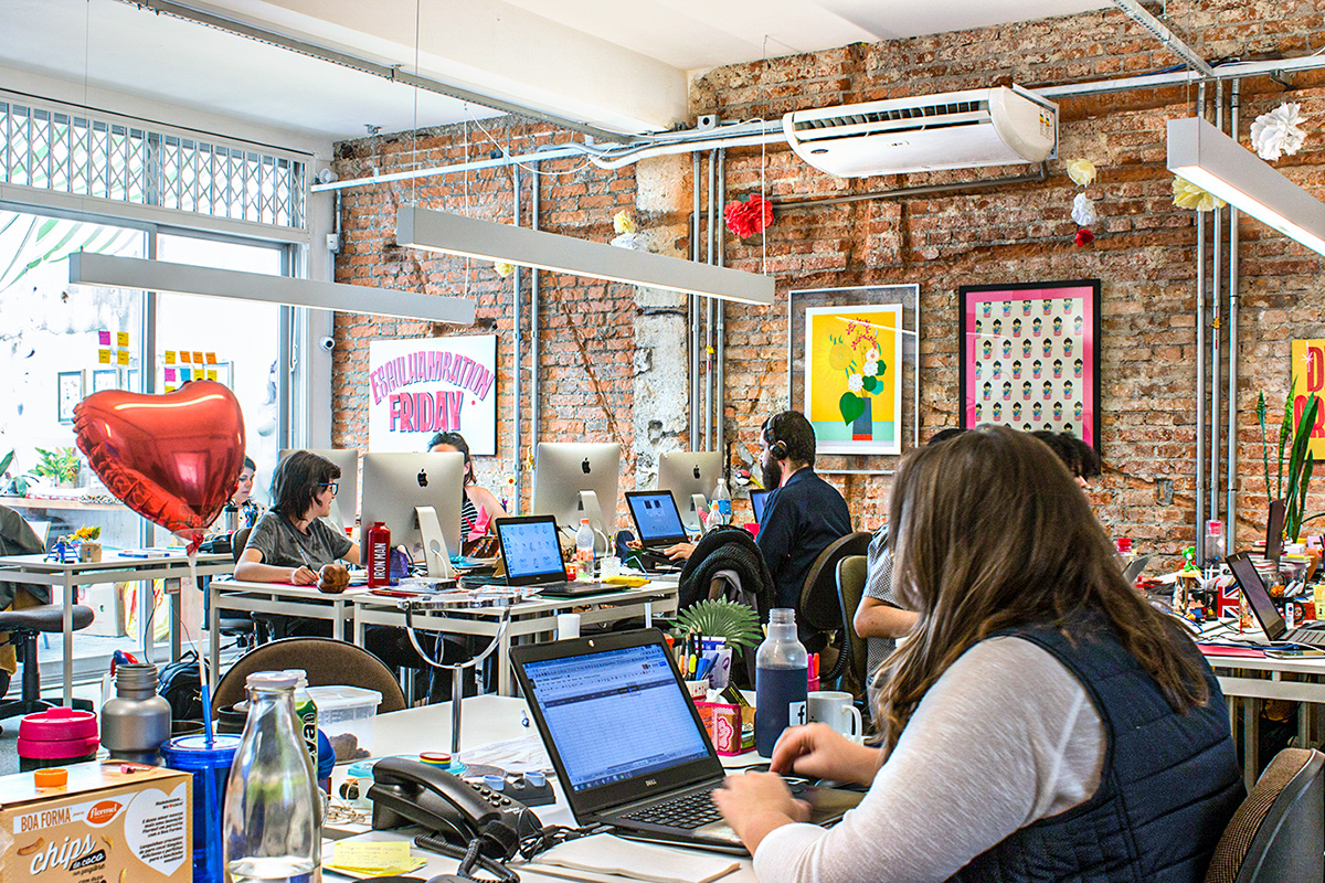 The company was founded in 2009 by Tiê Lima and Ana Luiza McLaren as a kind of online thrift store.