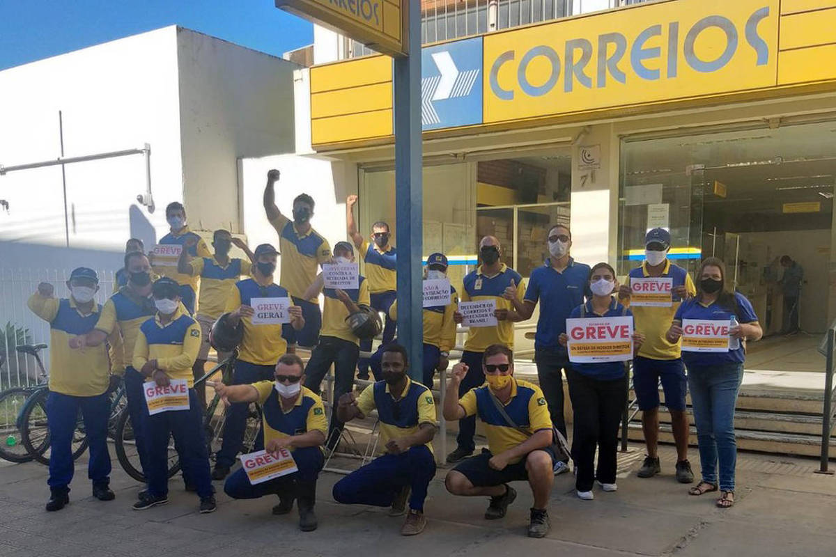 The Correios say that 83 percent of employees are working as normal and that the distribution system has not been affected.