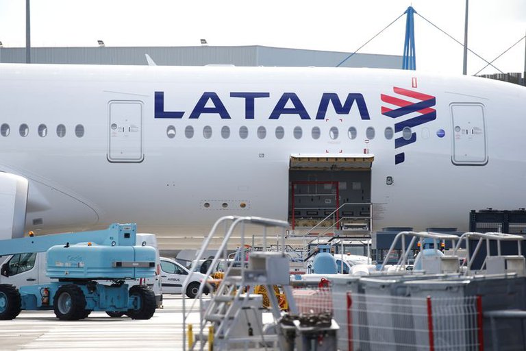 The most relevant case to date was that of LATAM Airlines, which confirmed its departure from Argentina in mid-June when it began to negotiate with its 1,700 employees. The Chilean-born airline had been operating in Argentina for 15 years.