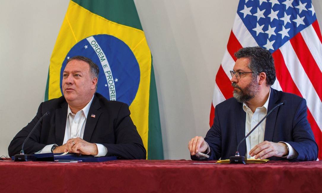 US Secretary of State Mike Pompeo (left) and Brazilian Foreign Minister Ernesto Araújo (right).