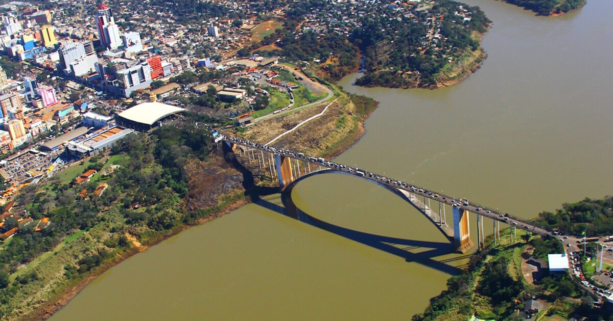 The Friendship Bridge connects the cities of Ciudad del Este in Paraguay to Foz do Iguaçu in Brazil.