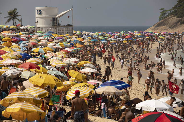 praia lotada