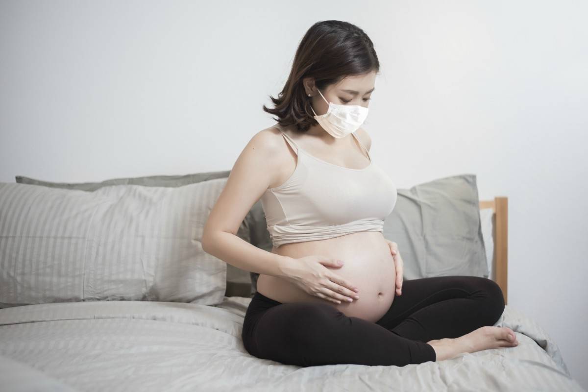 Compared to non-pregnant women in their reproductive age, recent mothers and pregnant women with Covid-19 were less likely to experience symptoms but presented a higher probability of requiring intensive care hospitalization and the use of ventilators to help them breathe.