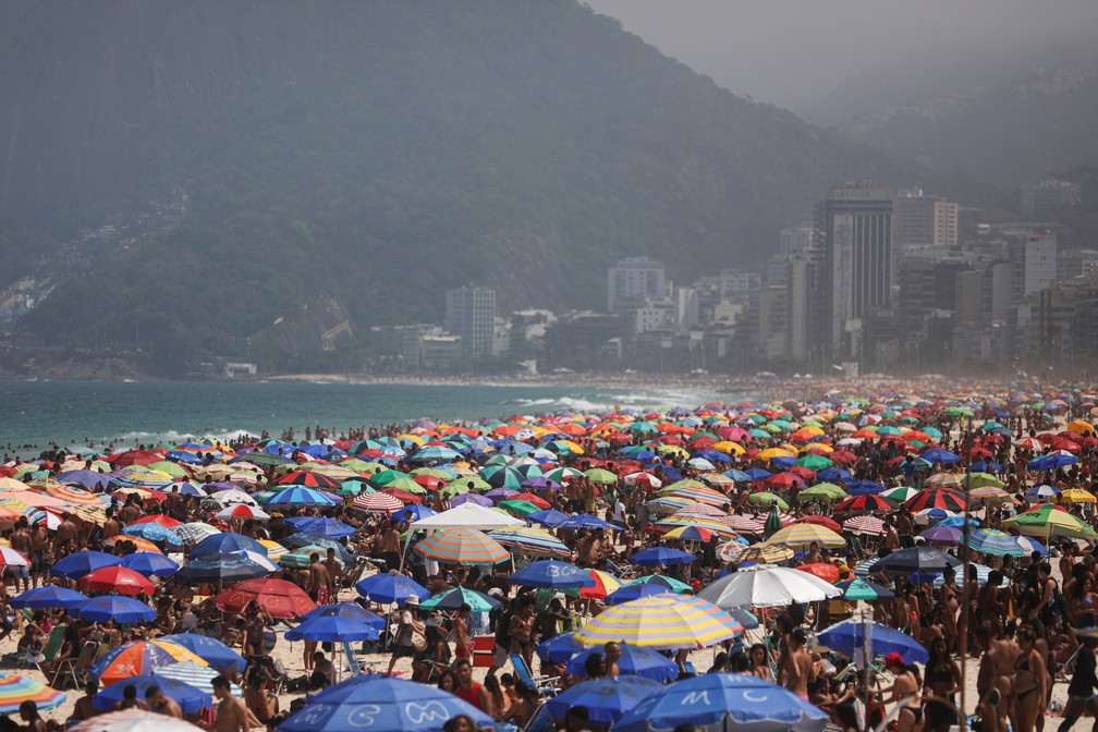 In an attempt to discourage beach crowds, on Friday, September 11th, the state government published a decree banning residents of other regions from parking their cars near the shore.