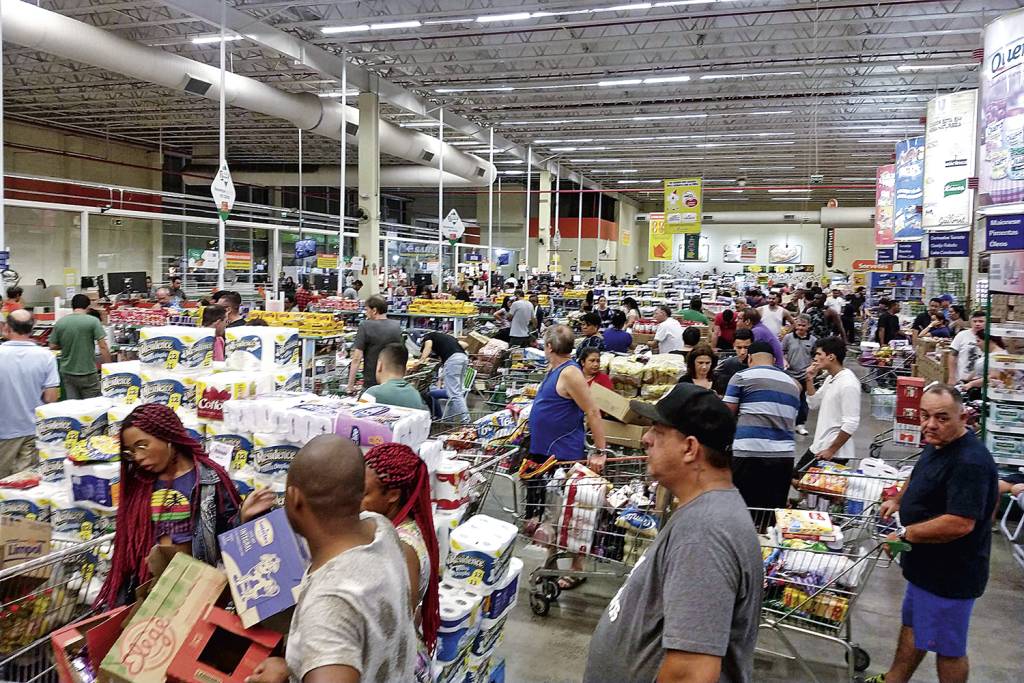 President Jair Bolsonaro's request that supermarket owners be "patriots" and not raise prices on their shelves.