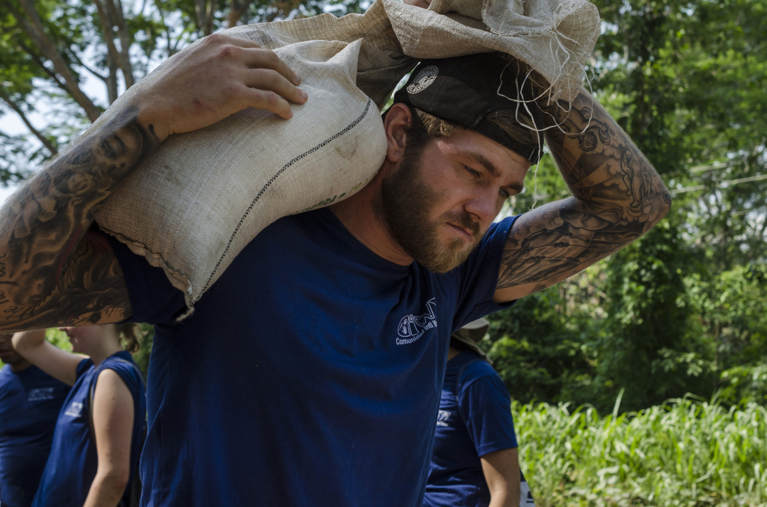 Volonteers help the animals. (Photos By Milan Sime Martinic)