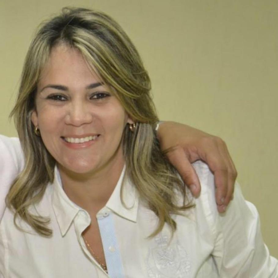 A woman was shot dead in Magé Friday morning in Baixada Fluminense. Renata Castro, 40, was murdered outside her home on Florêncio Vidal street, in Fragoso neighborhood.