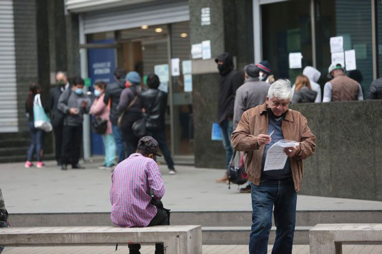 The Chilean government has begun to gradually lift restrictions in the country in an attempt to reactivate the economy, given a drop in new cases with 1,556 (the lowest rate in three months), though areas with a high level of new cases remain under quarantine.