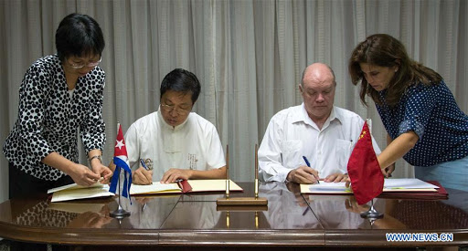 China's Ambassador Chen Xi and Cuba's Minister of Foreign Trade and Investment, Rodrigo Malmiercay, signed the new agreements China's Ambassador Chen Xi and Cuba's Minister of Foreign Trade and Investment, Rodrigo Malmiercay, signed the new agreements. (Photo internet reproduction)