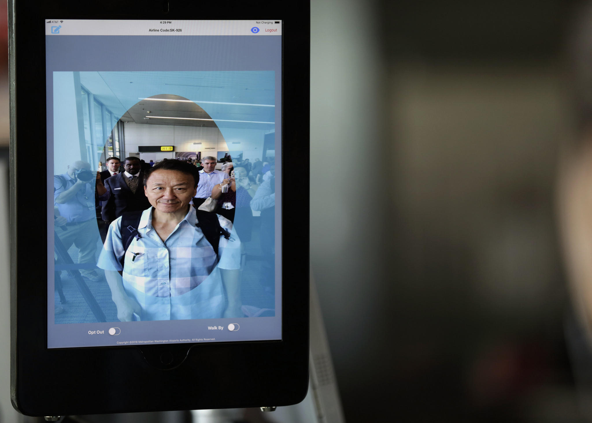 The Ministry of Infrastructure wants to implement a new technology for the boarding process in Brazil's airports. The project, called 'Embarque Seguro' (Safe Boarding), enables the use of facial recognition technology to conduct the procedure.