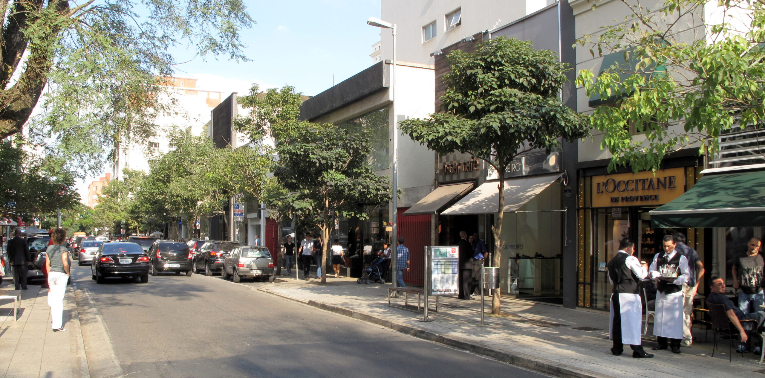 A walk in the Jardins neighborhood in São Paulo. (Photo internet reproduction)