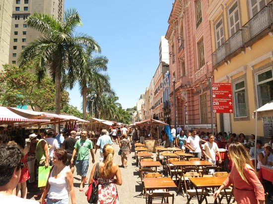 After six months suspended, the traditional handicraft and antiques market on Lavradio Street, in Lapa, downtown Rio, was set up again on Saturday, October 3rd. An initiative of the Polo Novo Rio Antigo, the market has always occurred on the first Saturday of each month, attracting thousands of tourists and visitors, and has now become weekly.