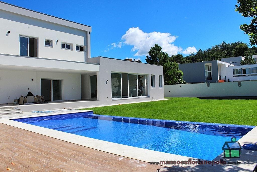 Who has never dreamed of living in one of these Hollywood movie-style homes