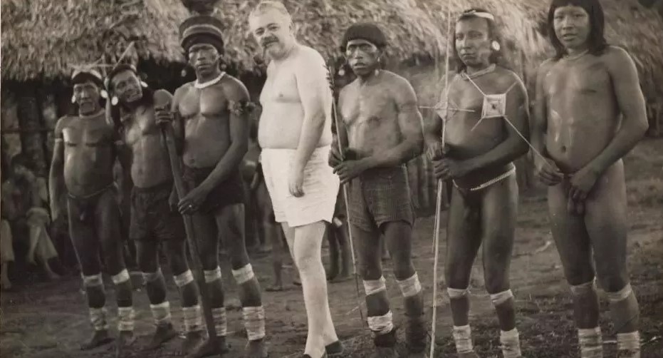 The documentary compiles footage from 21 of Nutels' films, who directed the actions to fight tuberculosis conducted by the SUSA (Service of Air Health Units) team. The doctor produced extremely beautiful footage, where we see many scenes of indigenous children playing in the rivers, the populations hunting, fishing, or performing domestic work.