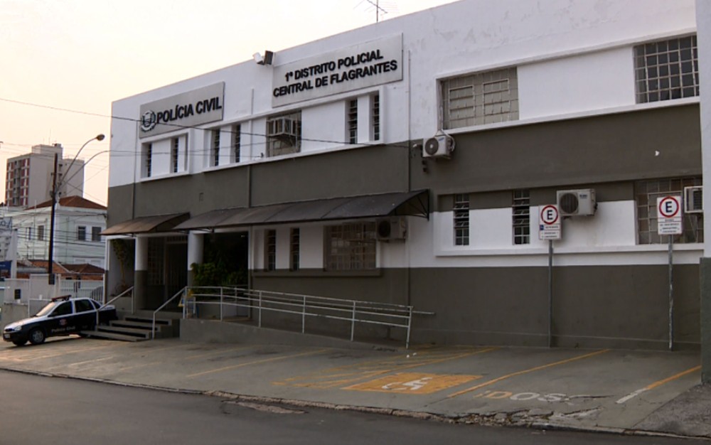 The Civil Police is investigating a woman who took a dead elderly man in a wheelchair to a bank branch in the central region of Campinas (São Paulo) for proof of life and to try to collect his pension.
