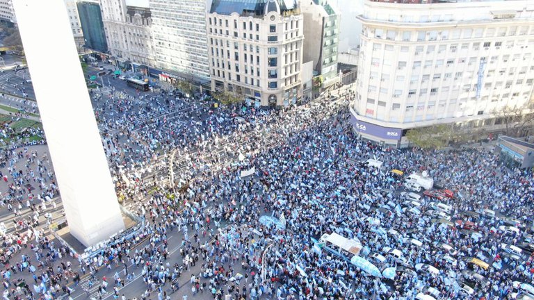 On Monday, October 12th, a holiday, sectors opposed to the national government reconvened in downtown Buenos Aires and several parts of the country to protest against the quarantine, the judicial reform, the transfer of the three judges who were investigating Cristina Kirchner, the hardening of the dollar clamp and "in defense of the Republic", among many other slogans.