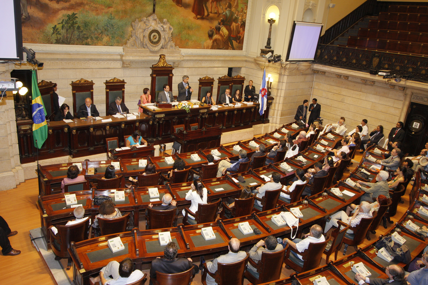 Renata Souza holds five percent of voting intentions; Luiz Lima holds four percent; Bandeira de Mello has three percent; Cyro Garcia, Clarissa Garotinho, Fred Luz and Glória Heloiza hold one percent. The poll was conducted on October 20th and 21st.