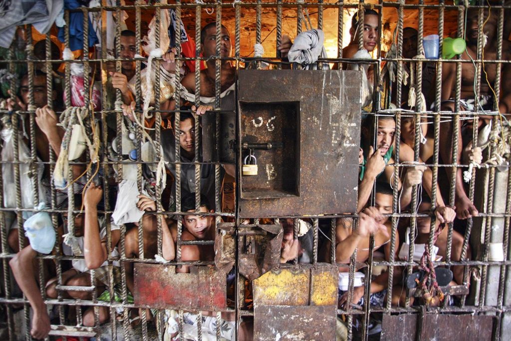In Rio, a homeless and hungry elderly man stole food from a store and ended up behind bars amid the Covid-19 pandemic.