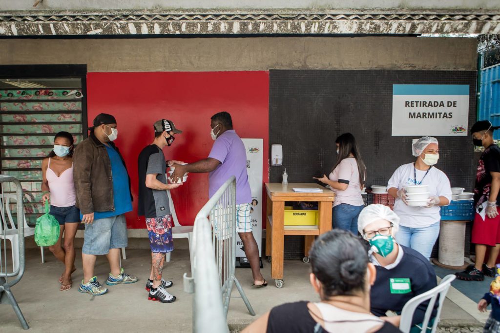The Mãos de Maria project, which used to prepare meals for events and schools, now cooks and distributes 5,000 portions a day to neutralize the ghost of hunger.