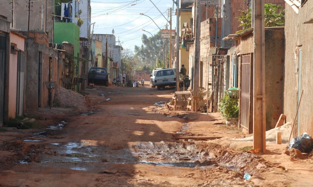 According to the World Bank, extreme poverty -defined as those living on less than US$1.9 a day- may increase by between 88 million to 115 million people in the world, if the most negative scenario is confirmed.