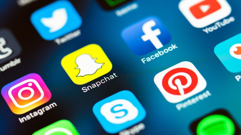Just as we occasionally reward ourselves with a manicure, a candy, or any other pleasurable experience, it is possible to convert the use of social media into a small reward when you have achieved something productive. This habit will change your way of thinking about it.