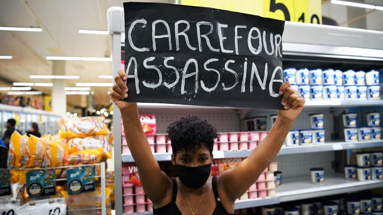 Carrefour Brasil announced on Saturday, November 21st, that the November 20th sales proceeds of Carrefour Hypermarkets stores will be donated to organizations linked to the fight for black awareness, a position taken after the murder of a black man in one of the chain's stores, in Porto Alegre. (Photo internet reproduction)