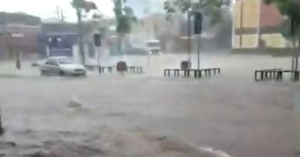 In São Carlos, with about 225 thousand inhabitants, footage recorded by residents shows a downpour taking over one of the city's streets