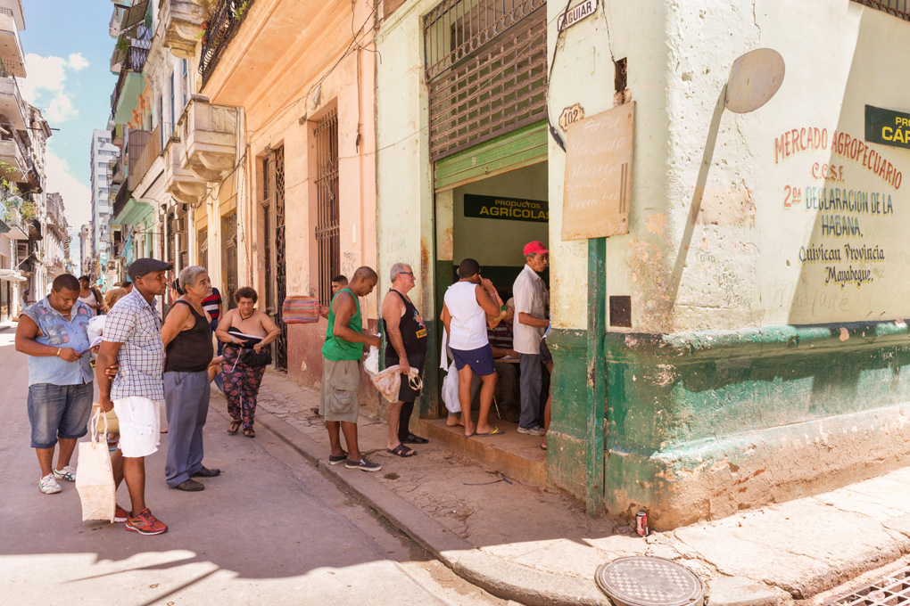 In Cuba, the search for basic goods such as nails or toilet paper can mean queueing for several hours at a store. To avoid the wait, many Cubans are joining WhatsApp and Telegram chat groups that alert them where they can find products or find someone looking to barter goods.