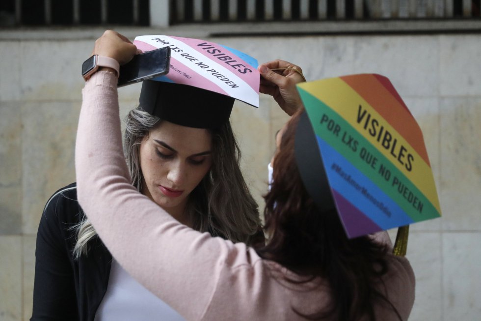 Paraguay's Supreme Court Chief Justice Alberto Martínez Simón Monday took the oath from female transexual lawyer Kimberly Ayala to enter the professional registry after being denied her right twice on the grounds that her ID name did not match her physical appearance. (Photo internet reproduction)