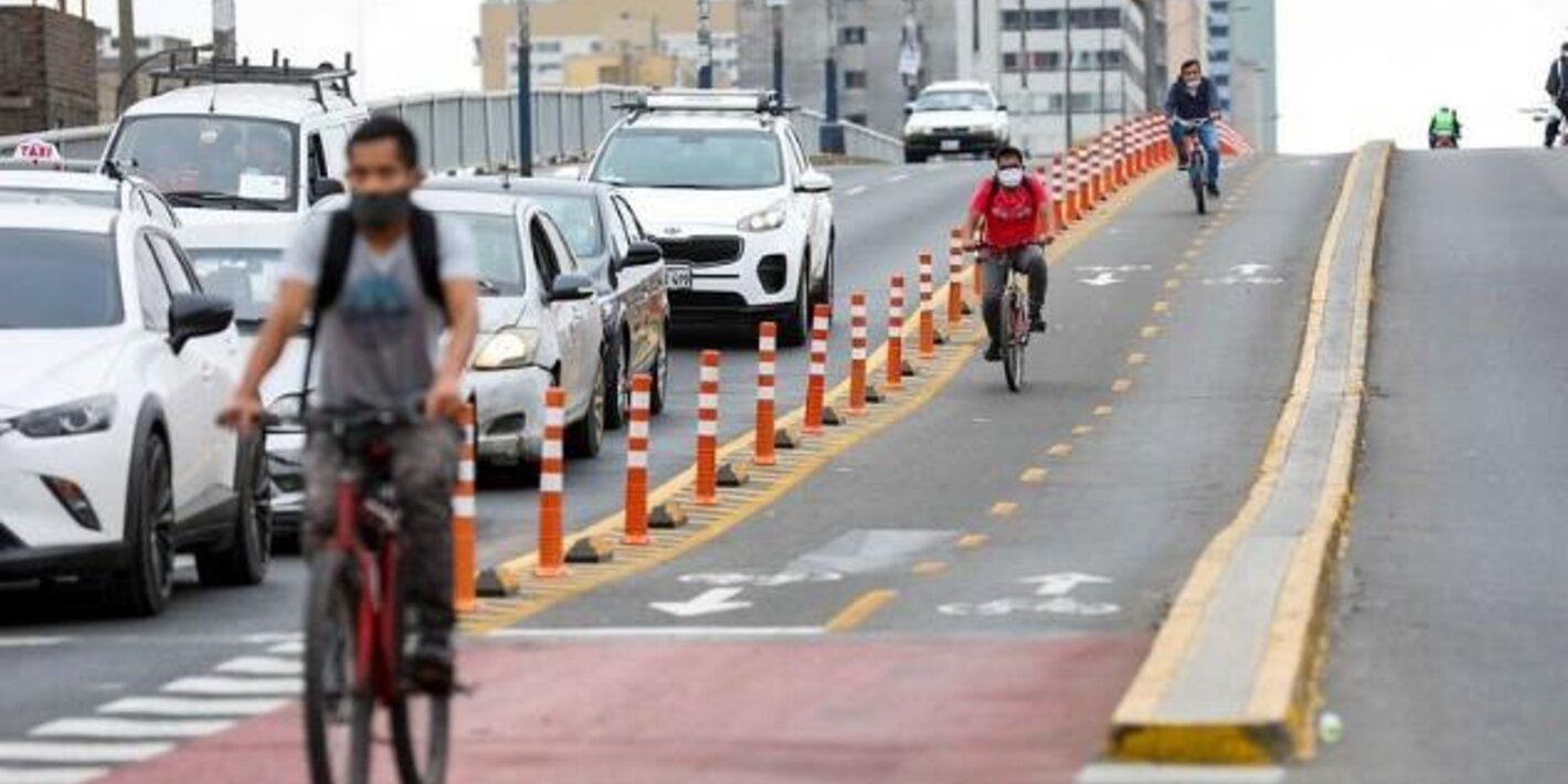Concerned about the risk of crowded public transport during the COVID-19 outbreak, the capital of Peru is strengthening its cycling infrastructure with almost 50 km of emergency cycle lanes and additional parking, the World Health Organization (WHO) has highlighted.