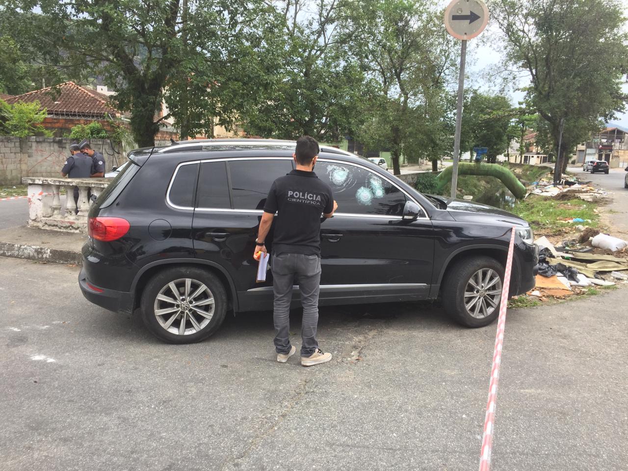 Vehicle by Solange Freitas (PSDB), candidate for the Municipality of São Vicente (SP), is investigated after being the target of at least five shots