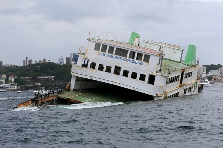 Ferry and Tugboat Sunk in Bahian Bay Will Become Underwater Tourist Site