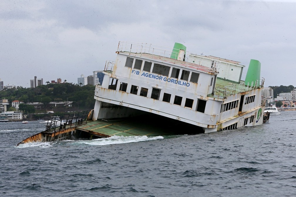 A ferry and a tugboat were sunk in the Todos-os-Santos Bay, near Salvador, on Saturday, November 21st. The sinking point is located exactly 1.5 kilometers off the coast.