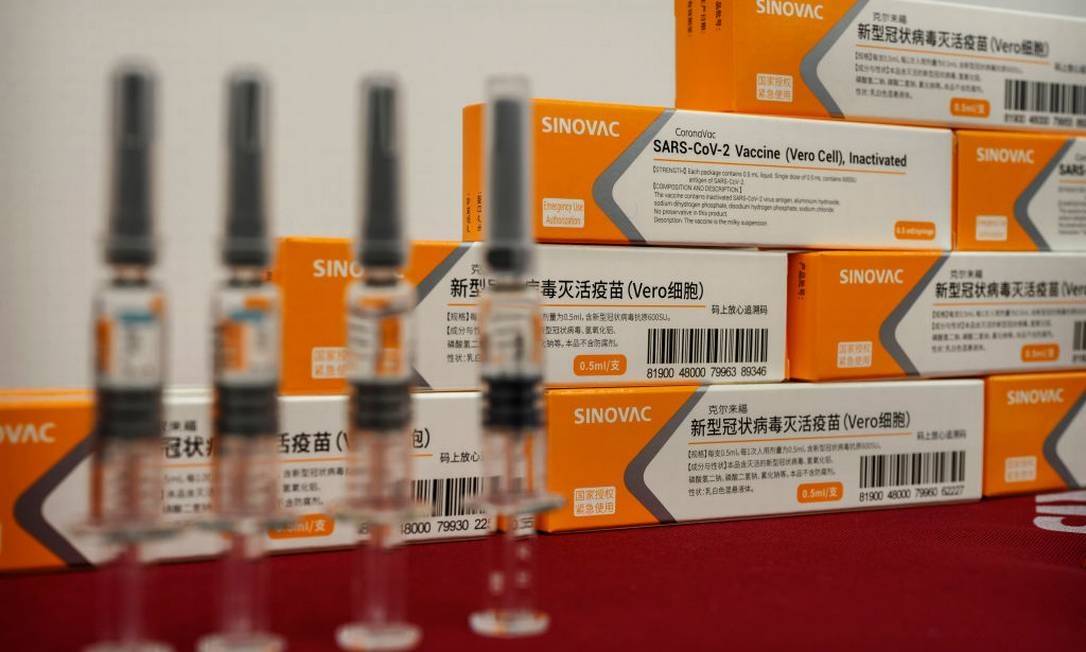 Another study published in The Lancet pointed out that the Coronavac, also tested in Brazil, is safe and was capable of producing antibodies in 97 percent of the 700 volunteers who participated in phases 1 and 2 trials in China.