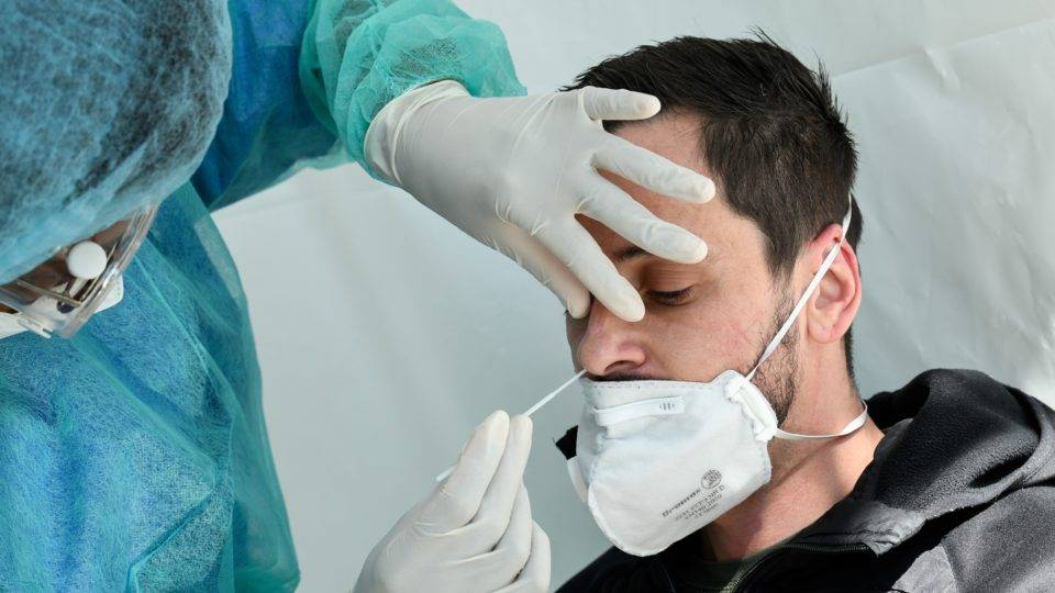 In some private network health units, the lack of kits for testing patients who want to know if they have had contact with the novel coronavirus can be observed.