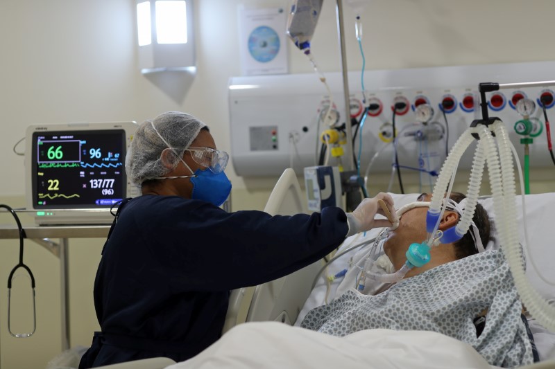 At the Israelita Albert Einstein Hospital, the average hospitalizations for Covid-19 in April was 111 and, by November 9th, the average for this month stood at 55.
