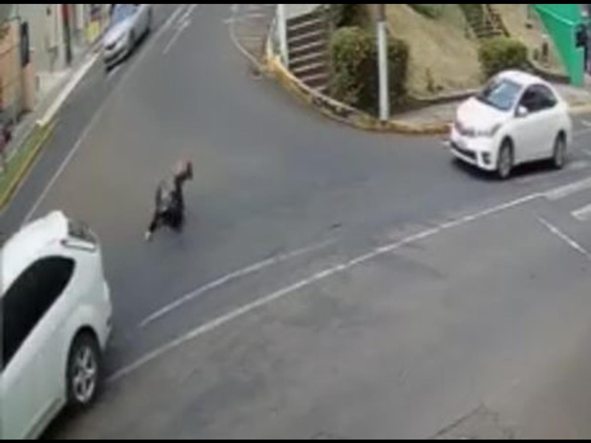 A CCTV camera in downtown Videira, in western Santa Catarina, recorded the moment a woman jumped out of a moving car. According to the police, her risky behavior was an attempt to escape from harassment by the driver.