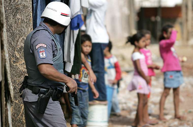 Elis Regina de Jesus, 29, a hairdresser living in the house where Wenny entered and was killed, says the young man was unarmed. She reports that there were four people at the scene when everything happened, her nephews, three and four years old, a sister, 13, and Elis' son, also 13. Elis says she arrived shortly after the event.