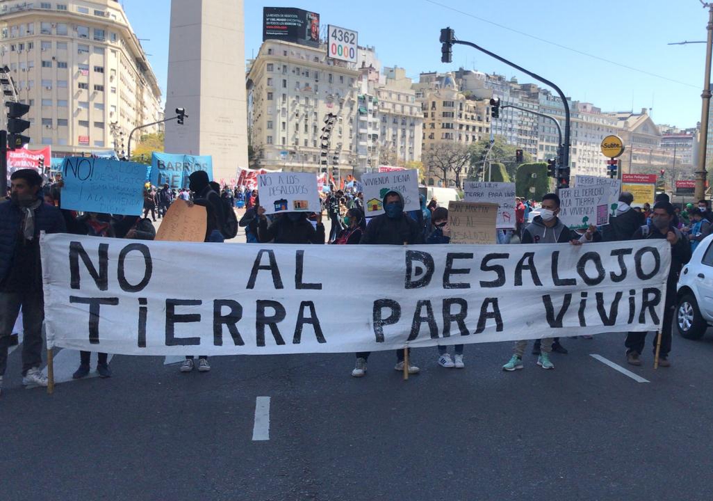 Thousands of people demonstrated in the center of the Argentine capital against the violent eviction of land in the village of Guernica.