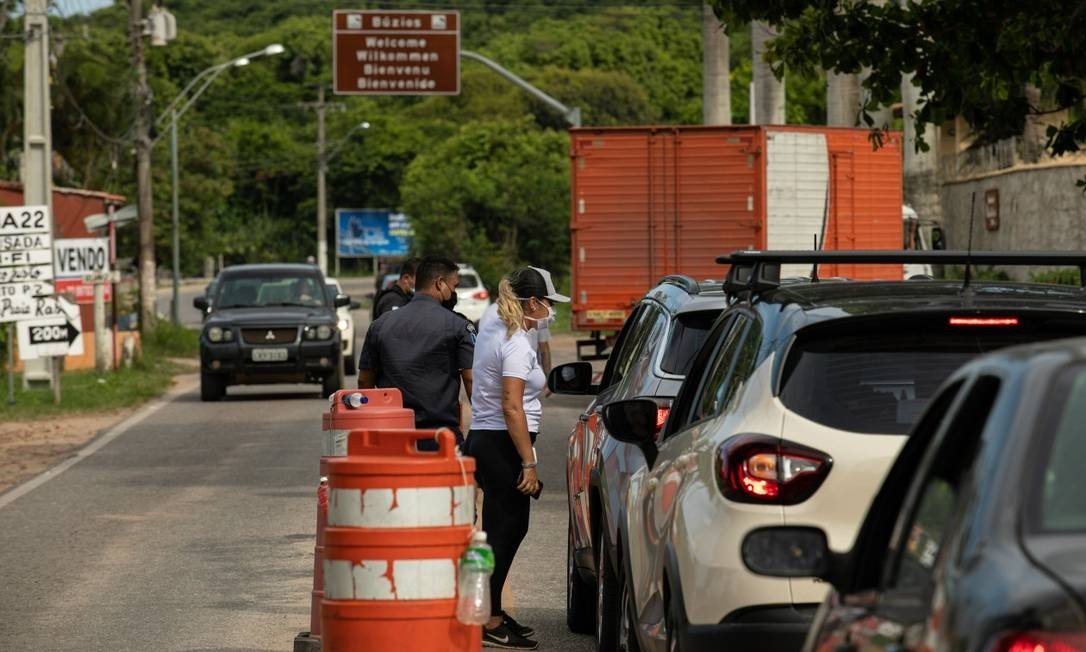 After the increase of Covid-19 cases in the peninsula, Judge Raphael Baddini de Queiroz Campos, of the 2nd Circuit Court, banned the access of tourists to the city and beaches and the traffic of taxis, app cars and intermunicipal buses.