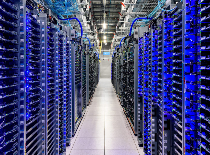 This week, the digital services and software company Google announced the expansion of its cloud computing services in Chile. Cloud Computing or cloud computing refers to the provision of computing services through the internet (the cloud); It includes servers, storage, databases, networks, software, analytics and intelligence.