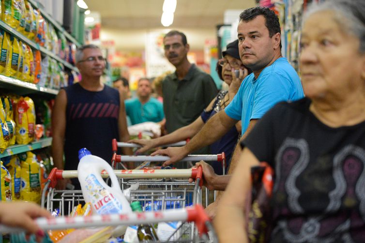 Brazilian Consumer Confidence Drops in December for Third Month in a Row