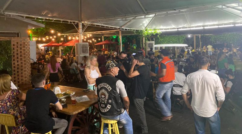 Health inspection agents on Sunday, December 20th, closed a party in the municipality of Foz do Iguacu in the Brazilian state of Parana where at least 600 people gathered in violation of official regulations against large events, local authorities reported.
